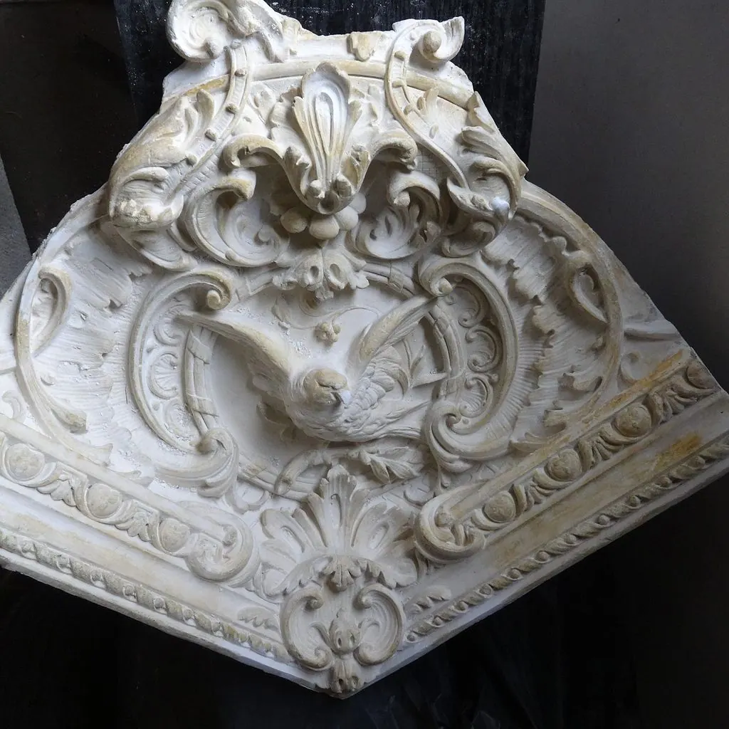 Restauriertes Stuckornament mit Vogelmotiv