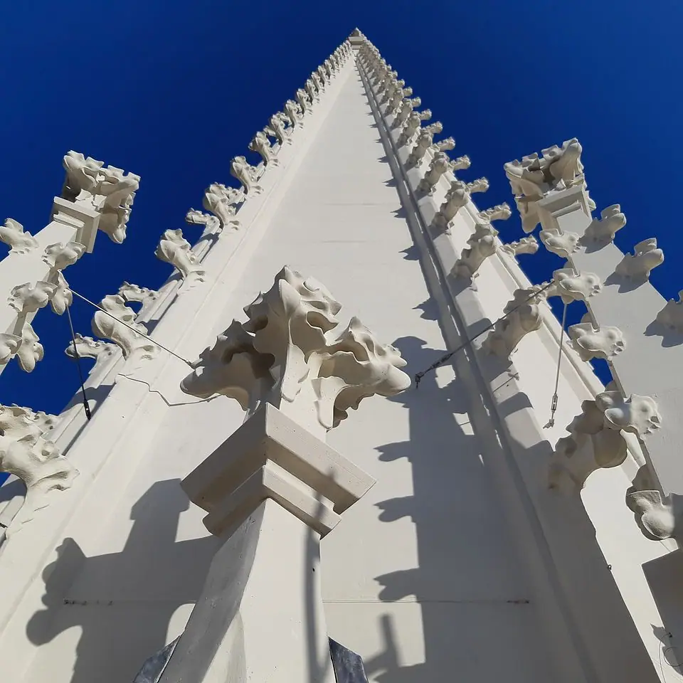 Restaurierte Fialen vor blauem Himmel