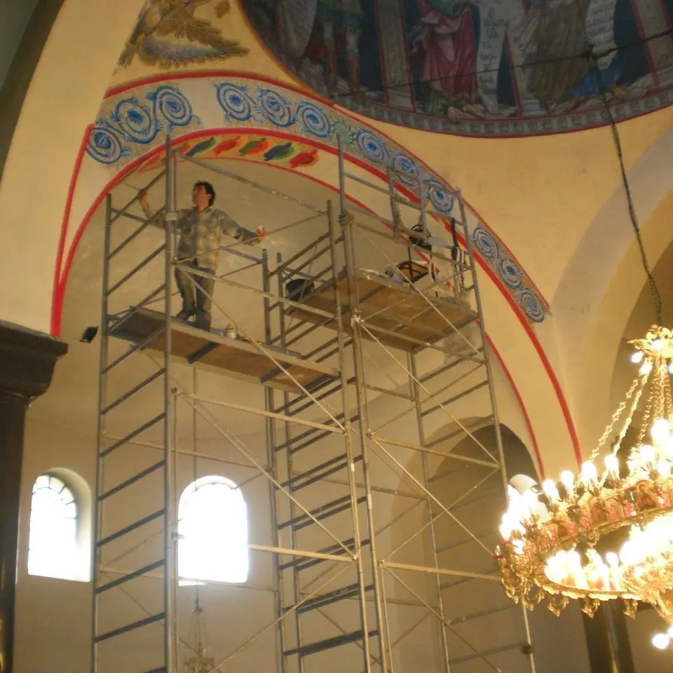 Gerüst in einem Kirchenschiff