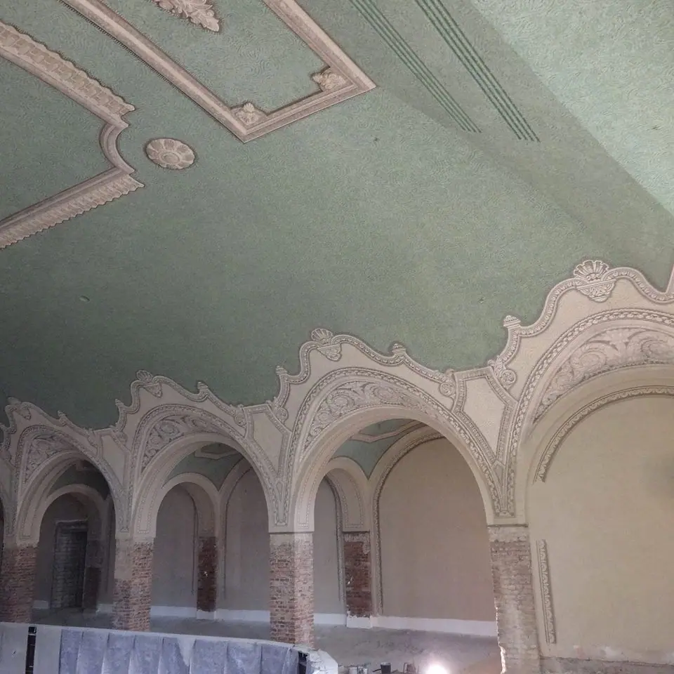 Saal mit restaurierter Ornamentmalerei
