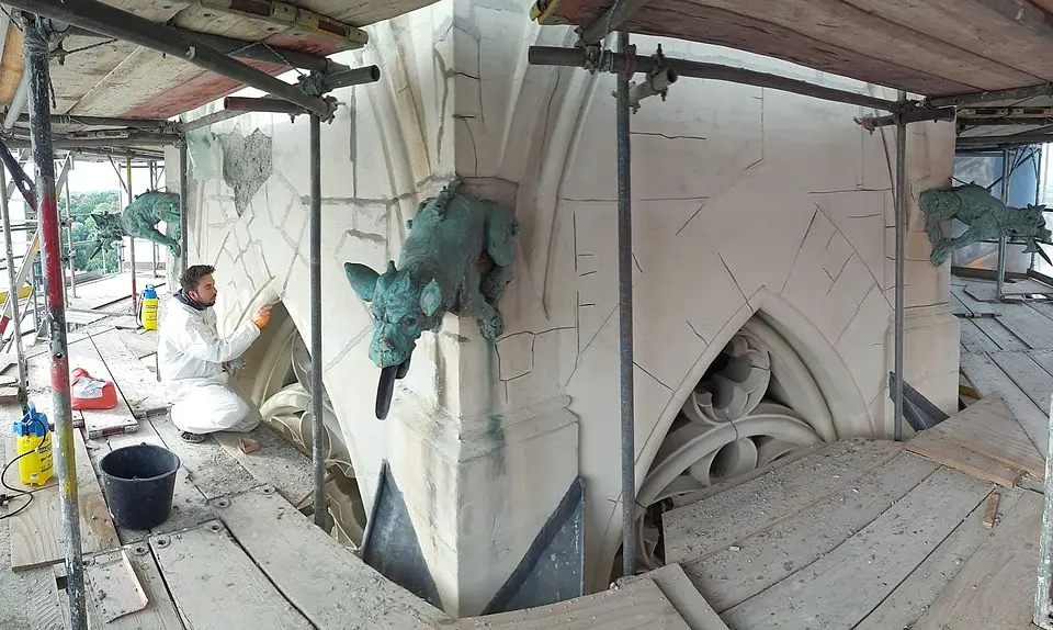 Putzrestaurierung im Kirchturm