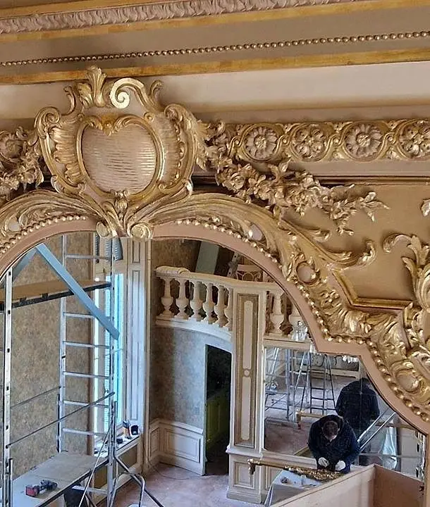 Villa in Cannes: vergoldete Ornamente im Theaterraum