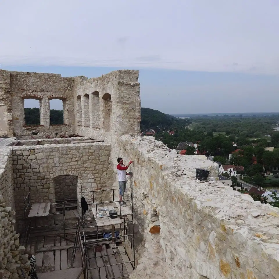 Sicherung einer historischen Burgmauer