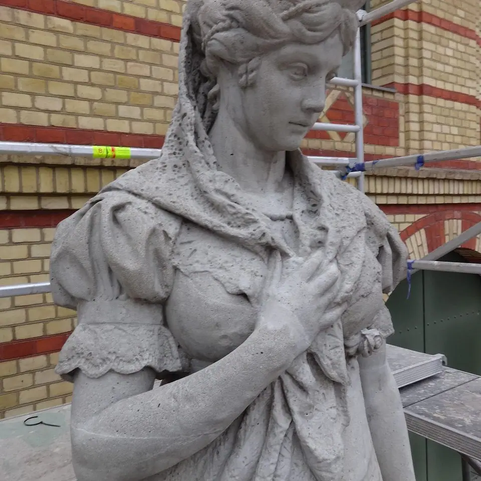 Frauenskulptur nach der Restaurierung