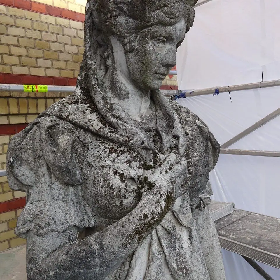 Frauenskulptur vor der Restaurierung