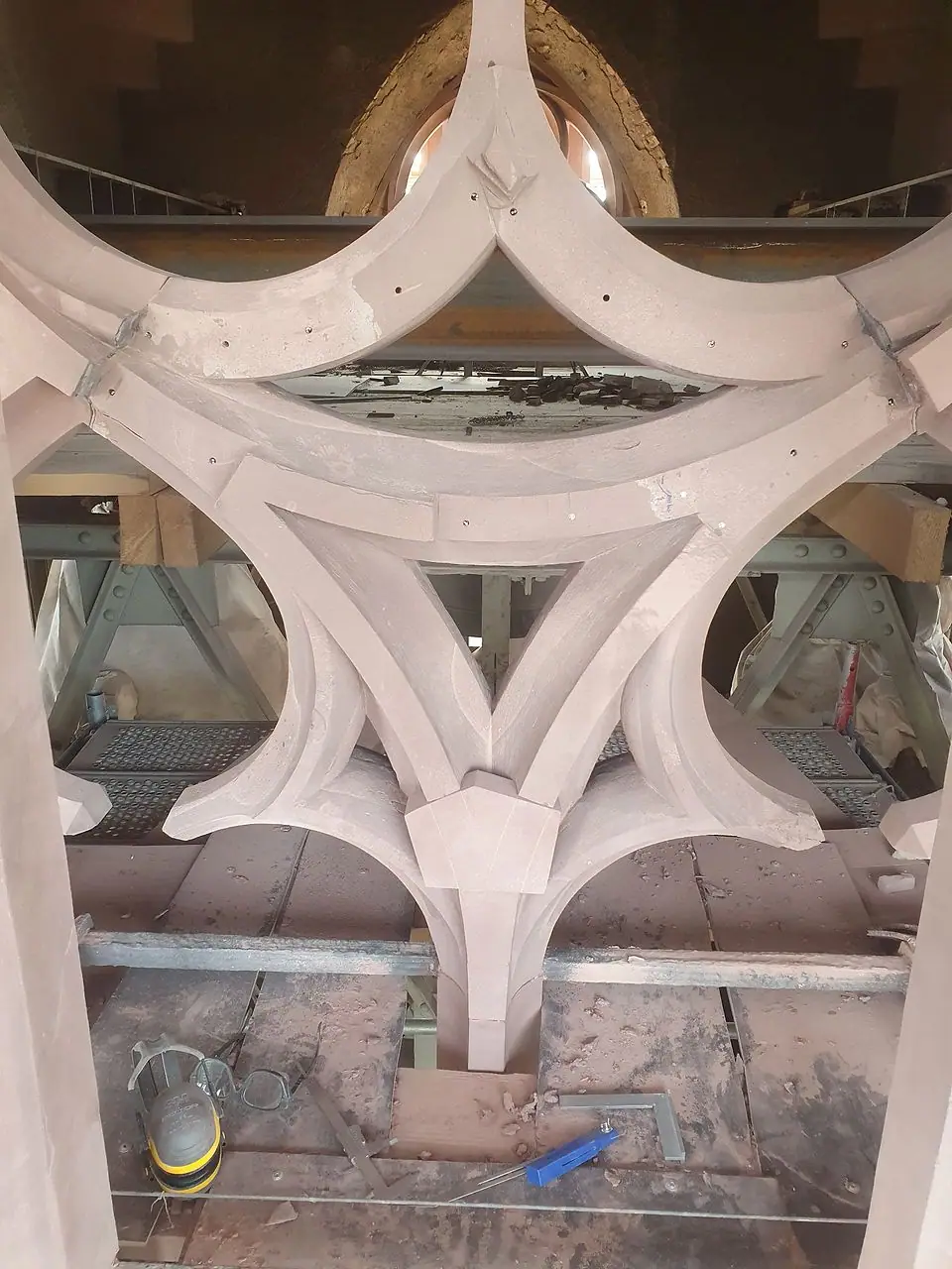 Rekonstruiertes Maßwerk aus Sandstein