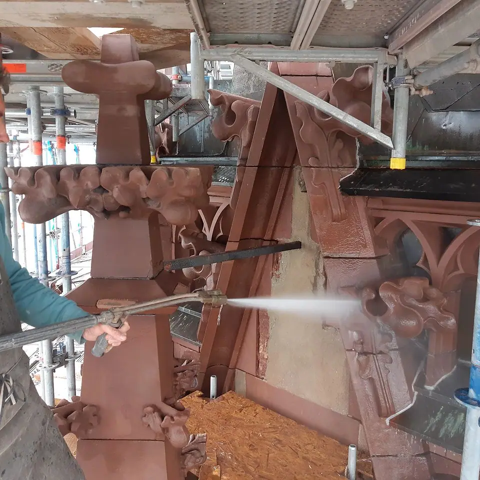 Niederdruckreinigung an Sandsteinornamenten