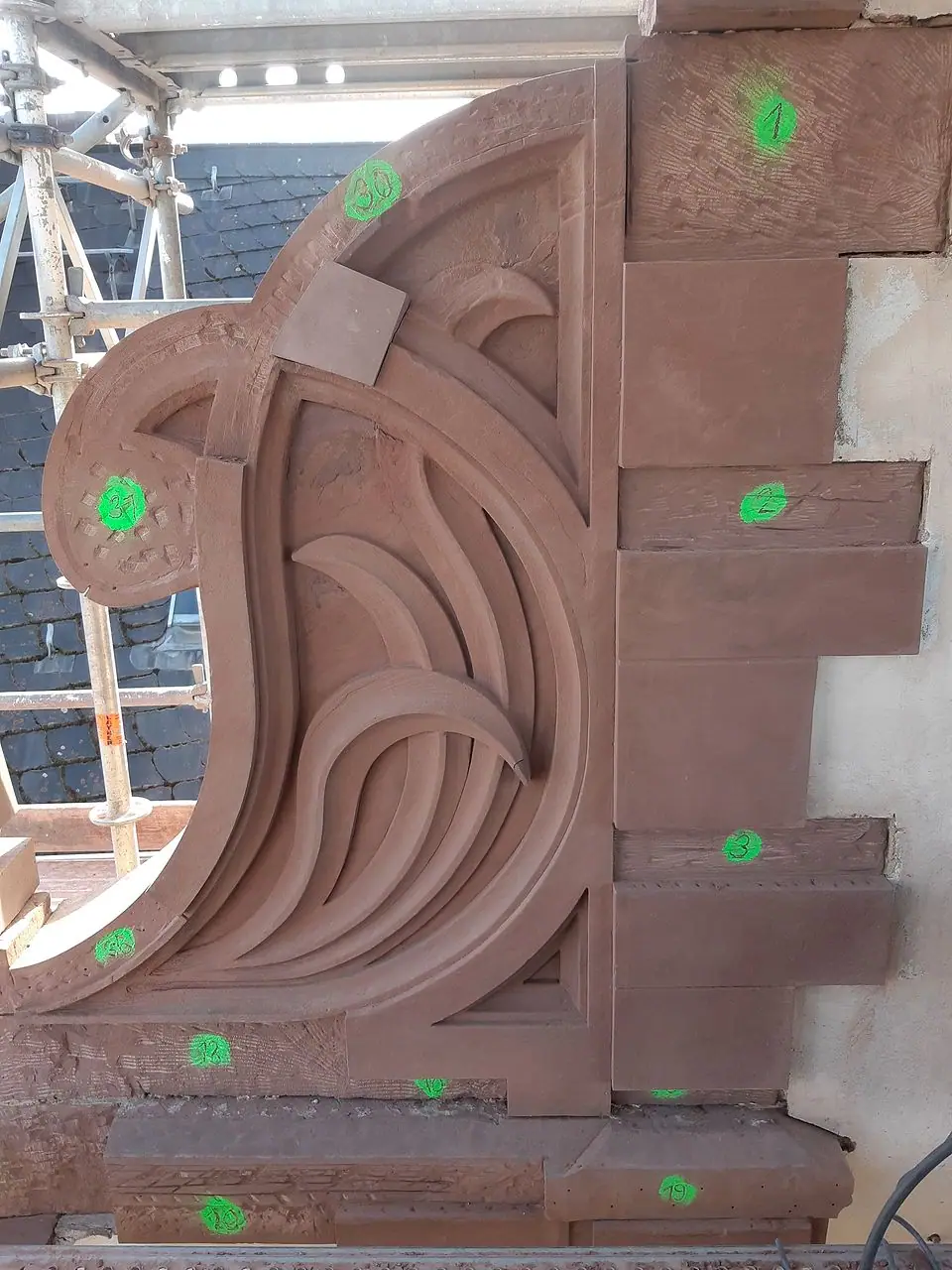 Sandsteinornament mit Fehlstellen