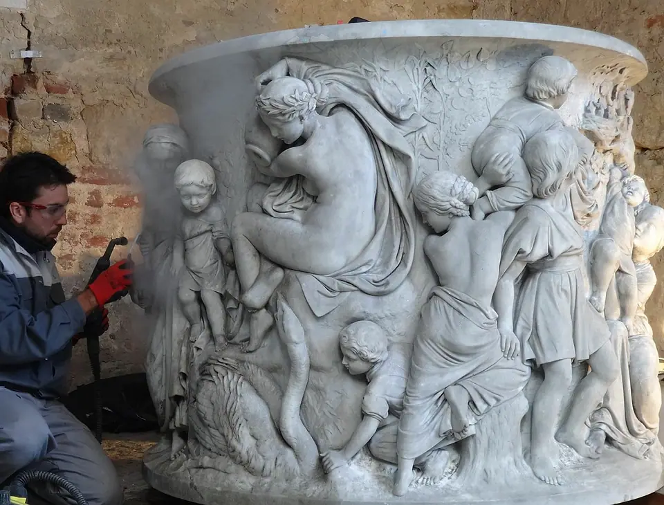 Figürliches Marmorrelief nach der Reinigung