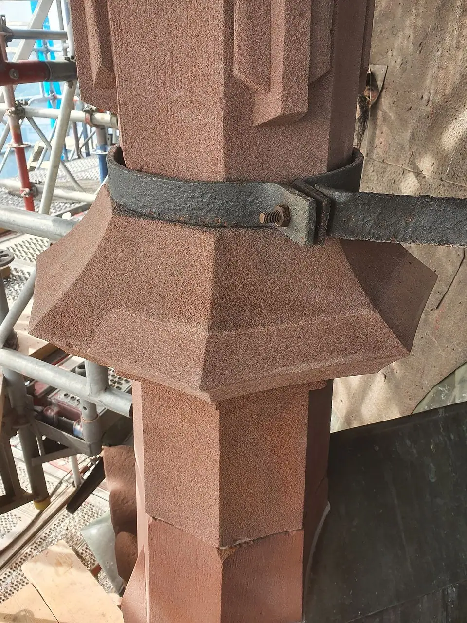 Säulenschaft mit neuer Steinergänzung