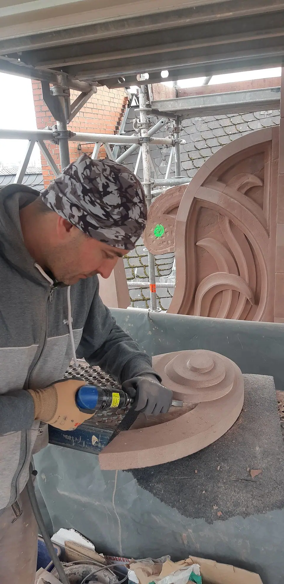 Steinmetzarbeit an einer Volute