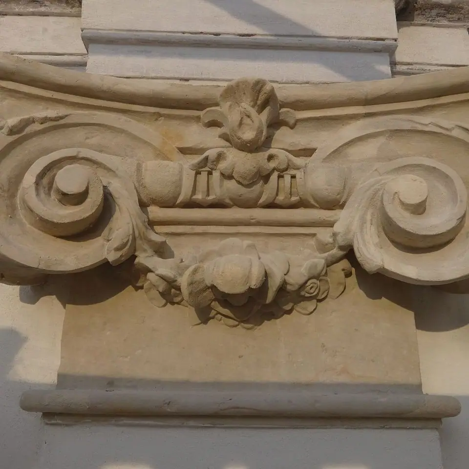 Restauriertes Volutenkapitell
