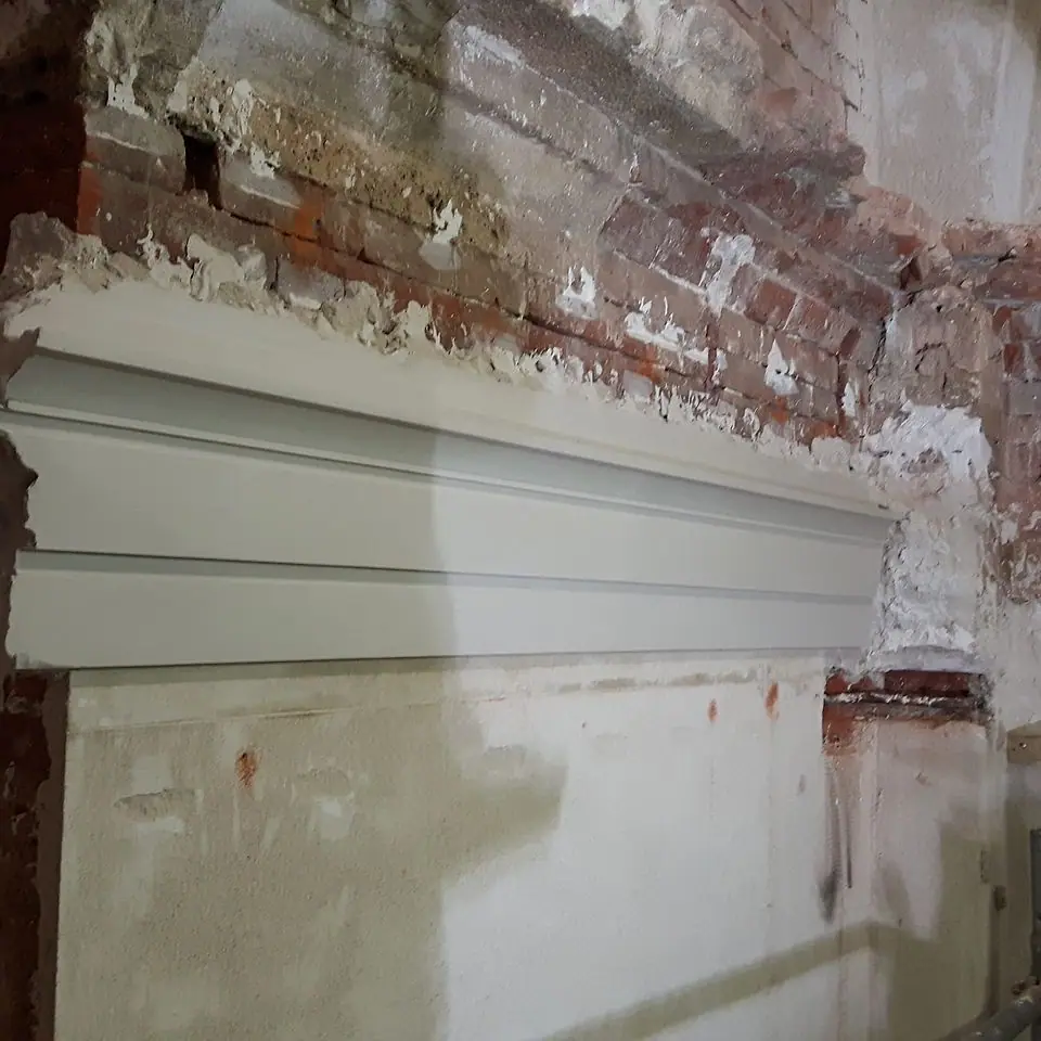 Neu gezogenes Gesims an der Wand
