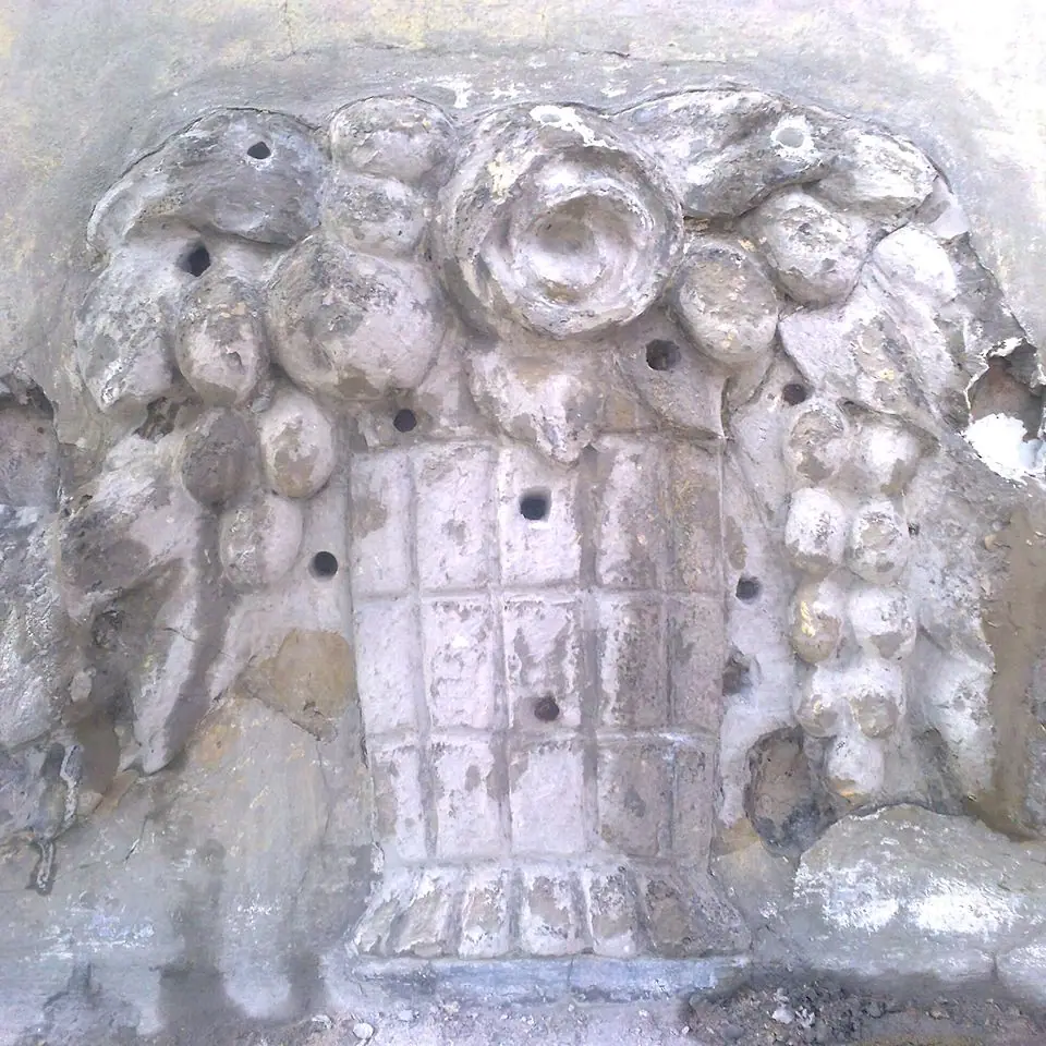 Fruchtkorb-Relief vor der Restaurierung
