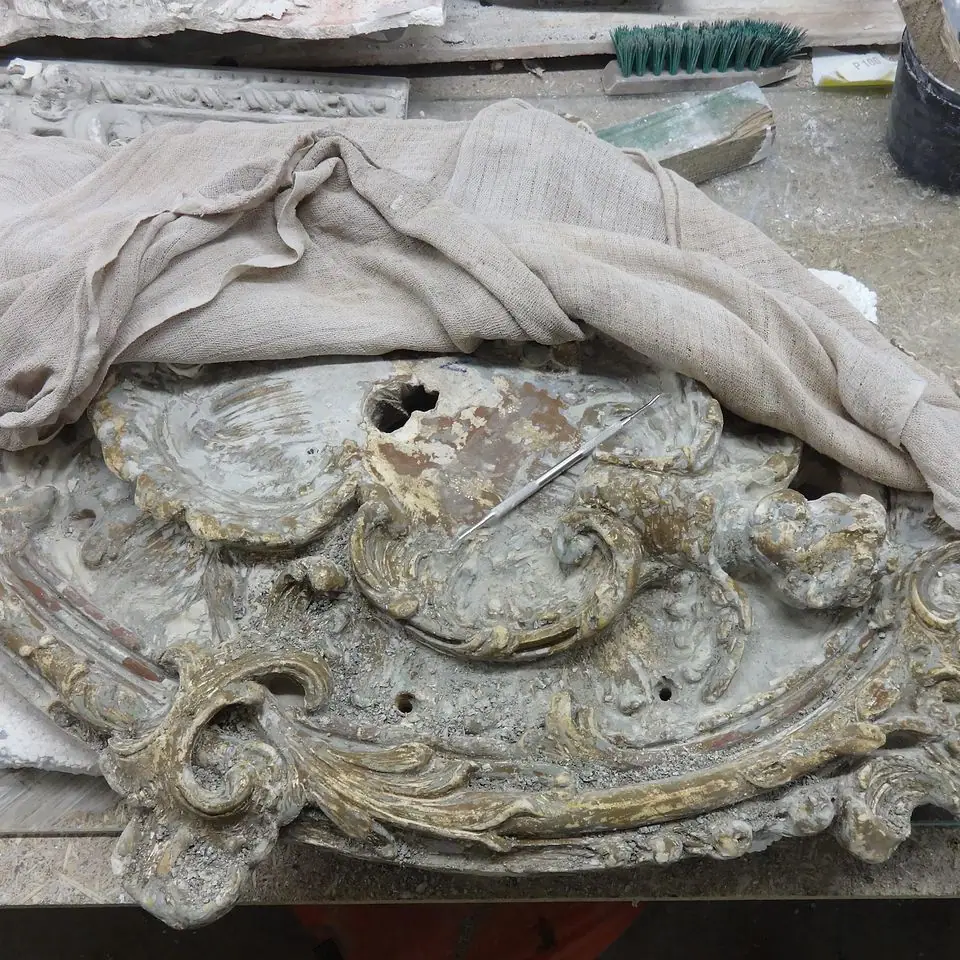 Stuckornament vor der Restaurierung