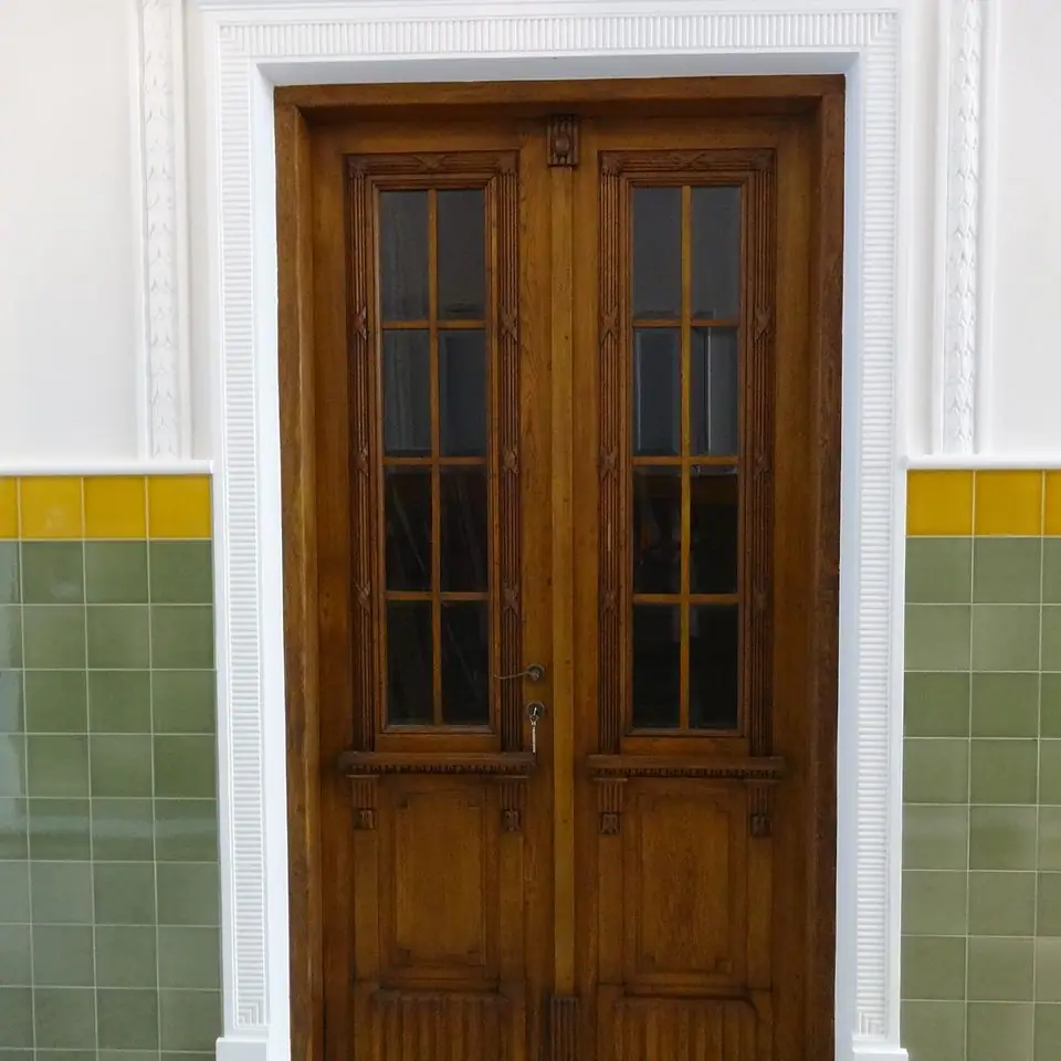 Restaurierte Türrahmung im Treppenhaus