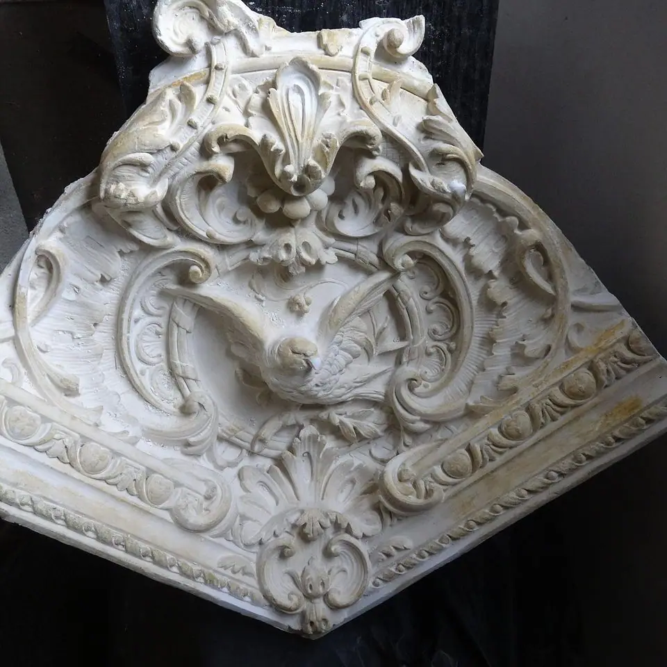 Stuckornament mit Vogelmotiv